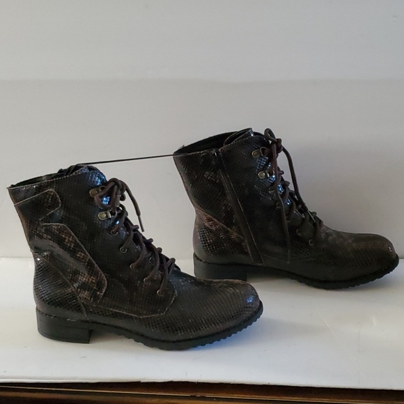White Mountain Faux Snakeskin Combat Boots Size 9.5 EUC - Picture 4 of 9
